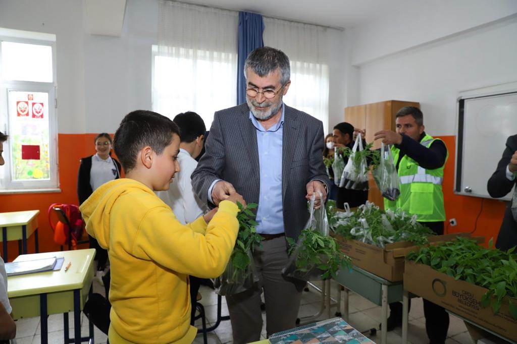 BÜYÜKŞEHİR, 150 BİN FİDE DAĞITIYOR